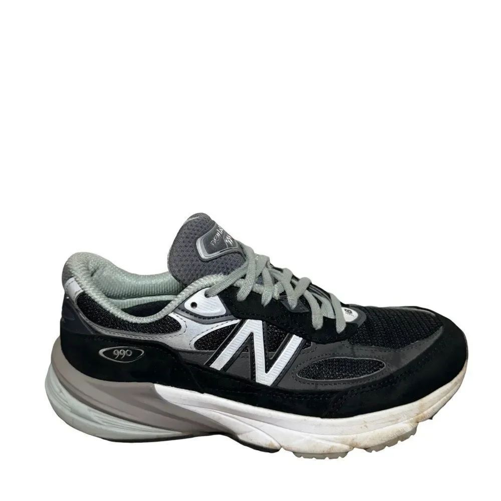 New Balance women’s 990 Black and White Athletic Shoes size 8 B